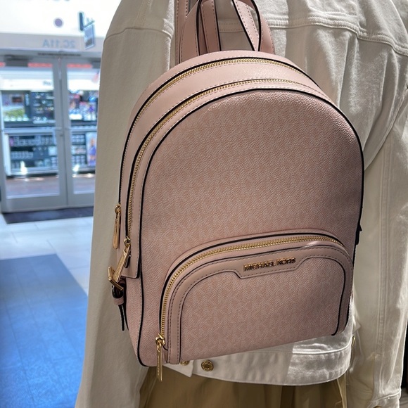 MICHAEL KORS JAYCEE MEDIUM BACKPACK
LIGHT POWDER BLUSH SIGNATURE COLOR - Picture 15 of 16